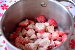 Панна-котта со сгущенным молоком и клубничным конфитюром