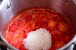 Панна-котта со сгущенным молоком и клубничным конфитюром