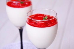 Панна-котта со сгущенным молоком и клубничным конфитюром