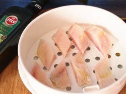 название картинки Паровая тилапия с помидорами черри и салатным миксом