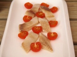 название картинки Паровая тилапия с помидорами черри и салатным миксом