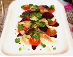 название картинки Паровая тилапия с помидорами черри и салатным миксом