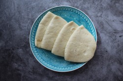 название картинки Паровые булочки бао с рыбной котлетой и салатом из спаржи