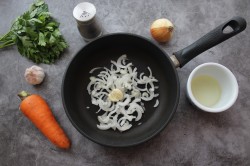 название картинки Паровые булочки бао с рыбной котлетой и салатом из спаржи