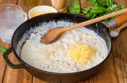 Паста фетучини с курицей в сливочном соусе