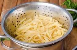 Паста фетучини с курицей в сливочном соусе