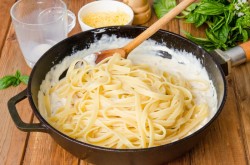 Паста фетучини с курицей в сливочном соусе