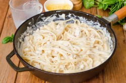 Паста фетучини с курицей в сливочном соусе