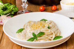 Паста фетучини с курицей в сливочном соусе