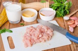 Паста фетучини с курицей в сливочном соусе