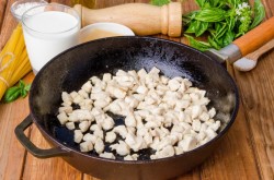 Паста фетучини с курицей в сливочном соусе