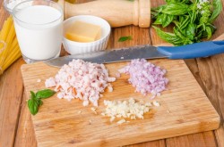 Паста фетучини с курицей в сливочном соусе