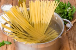 Паста фетучини с курицей в сливочном соусе