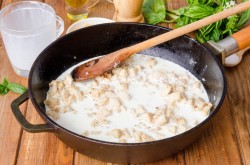 Паста фетучини с курицей в сливочном соусе