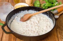 Паста фетучини с курицей в сливочном соусе