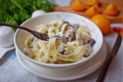 название картинки Паста фетучини курица с грибами в сливочном соусе