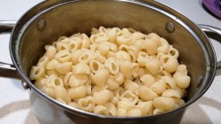 Паста с анчоусами и овощами