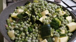 Паста с анчоусами и овощами