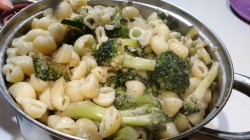 Паста с анчоусами и овощами