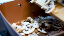 название картинки Паста спагетти с шампиньонами и твердым сыром пармезан