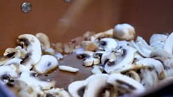 название картинки Паста спагетти с шампиньонами и твердым сыром пармезан