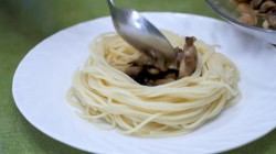 название картинки Паста спагетти с шампиньонами и твердым сыром пармезан