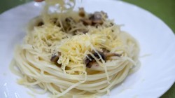 название картинки Паста спагетти с шампиньонами и твердым сыром пармезан