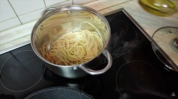 Паста с куриными грудками и помидорами черри