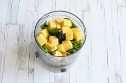 Паста с соусом песто и креветками