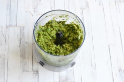 Паста с соусом песто и креветками