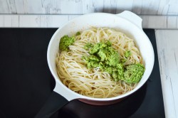 Паста с соусом песто и креветками