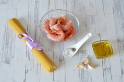 Паста с соусом песто и креветками