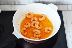 Паста с соусом песто и креветками