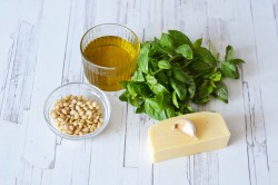 Паста с соусом песто и креветками