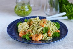 Паста с соусом песто и креветками