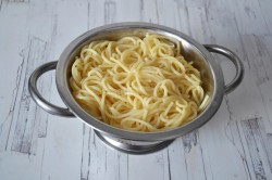 Паста с соусом песто и креветками