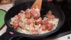 Паста с томатным соусом и колбасками