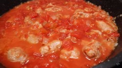 Паста с томатным соусом и колбасками