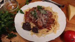 Паста с томатным соусом и колбасками