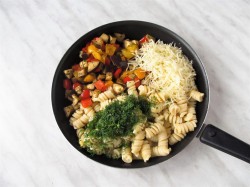 Макароны с запеченными овощами и сыром в духовке