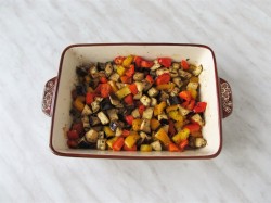 Макароны с запеченными овощами и сыром в духовке