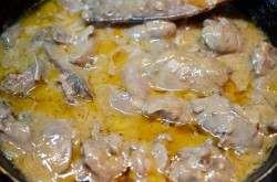 название картинки Печень по строгановски классический