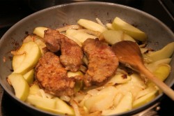 название картинки Печень говядины с луком и яблоками