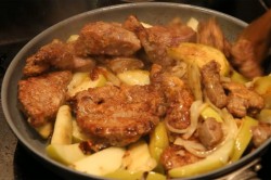 название картинки Печень говядины с луком и яблоками