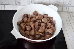 Печень говяжья в сметане на сковороде - шаг 4