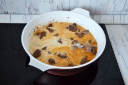 Печень говяжья в сметане на сковороде - шаг 7