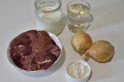 Куриная печень в сметане с луком, жареная  на сковороде - шаг 1