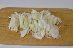 Куриная печень в сметане с луком, жареная  на сковороде - шаг 2