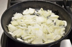 Куриная печень в сметане с луком, жареная  на сковороде - шаг 3