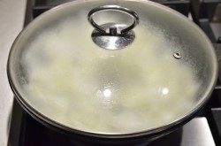 Куриная печень в сметане с луком, жареная  на сковороде - шаг 4